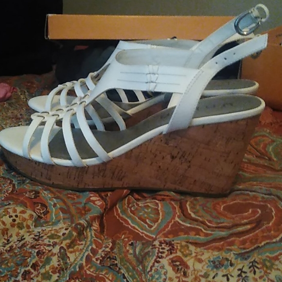 STUNNING WHITE WEDGE SANDALS - Picture 3 of 3